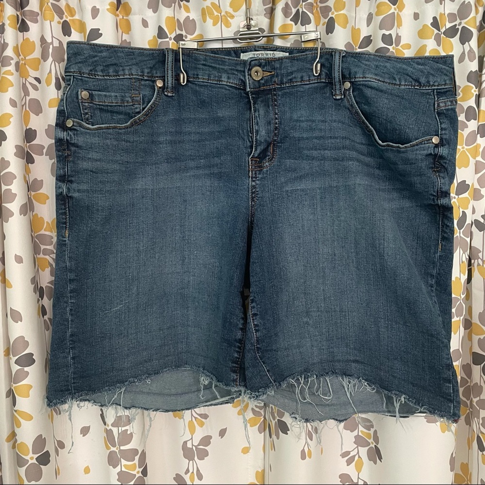 Torrid size 20 frayed edge denim shorts